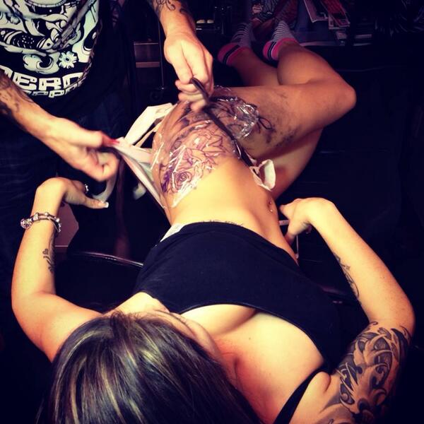 Hailey Leigh getting a new tattoo