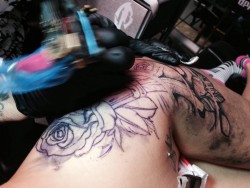 Hailey Leigh gets new tattoo on her hip