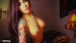 topless Viorotica shows her sleeve